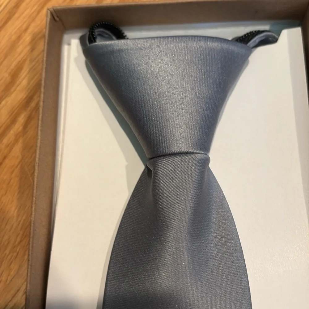 Spring Motion Boy’s gray satin tie